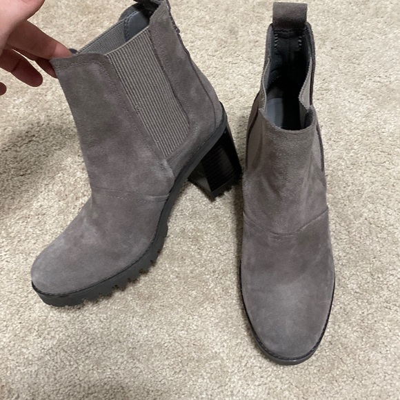 UGG NEW Waterproof hazel Chelsea suede heeled ankle booties basically brand new - Picture 9 of 16